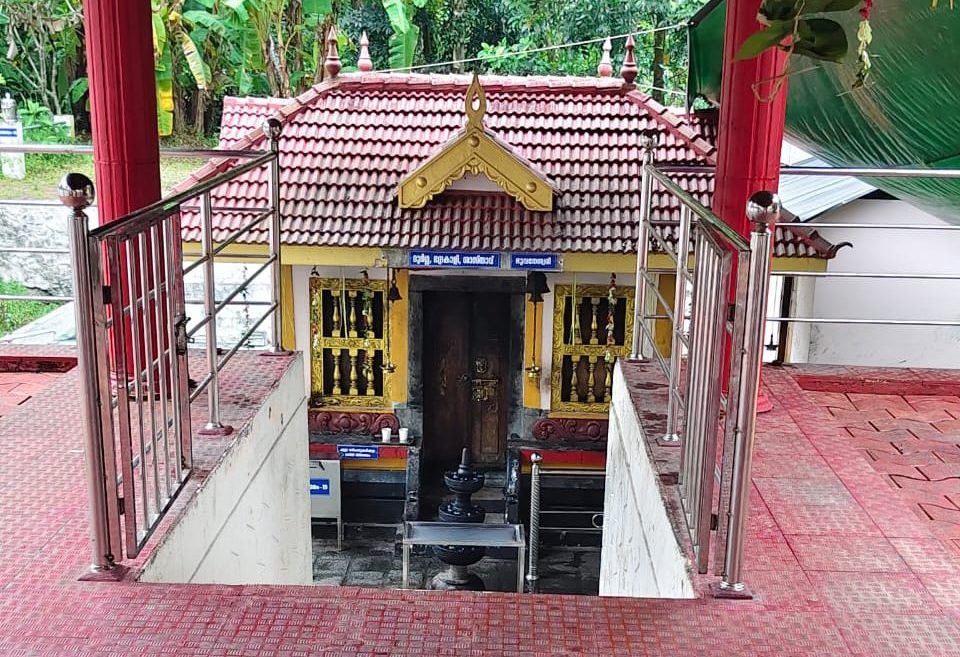 മൂവ്വർകുളങ്ങര കാവ് മണ്ഡലകാല ദീപാരാധന
